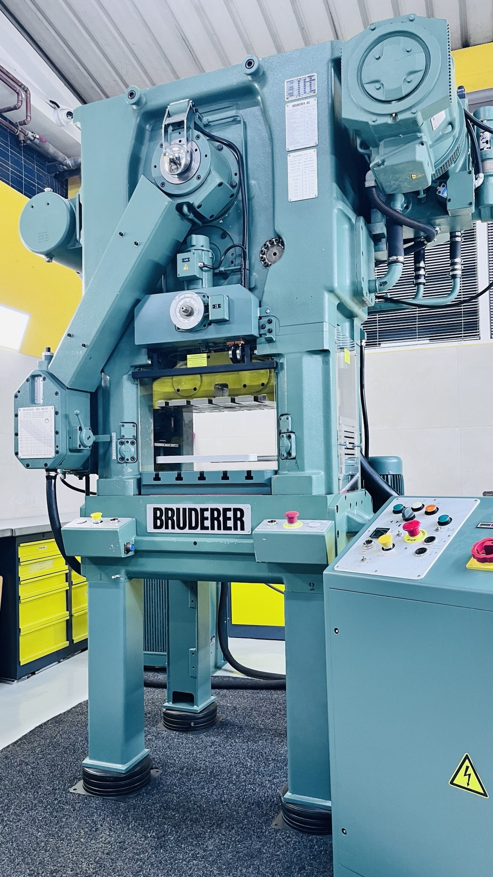 BRUDERER DECKEL MAHO FP4 60T  1988